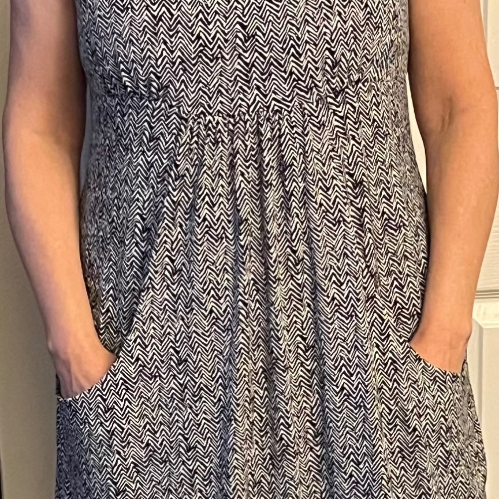 Beach dress with pockets by J Valdi. Size large. Black and white herringbone